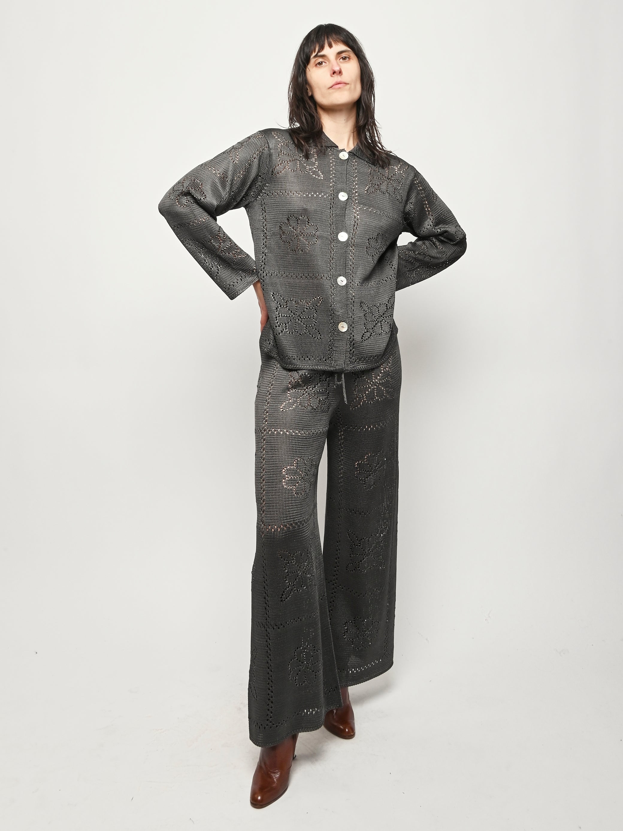 新品 CALEE FOL EMBROIDERY S/S SHIRT L BK Calle Del Mar - Charcoal Floral Tile Long Sleeve Shirt – Frances May